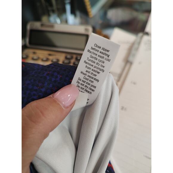 Athleta Leggings Medium Electro Sonar Retro Capri Cropped Yoga Gym Train Running - Picture 13 of 13